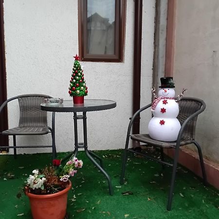 Aura'S West Accommodation Private Parking In Front Yard Bukarest Exterior foto