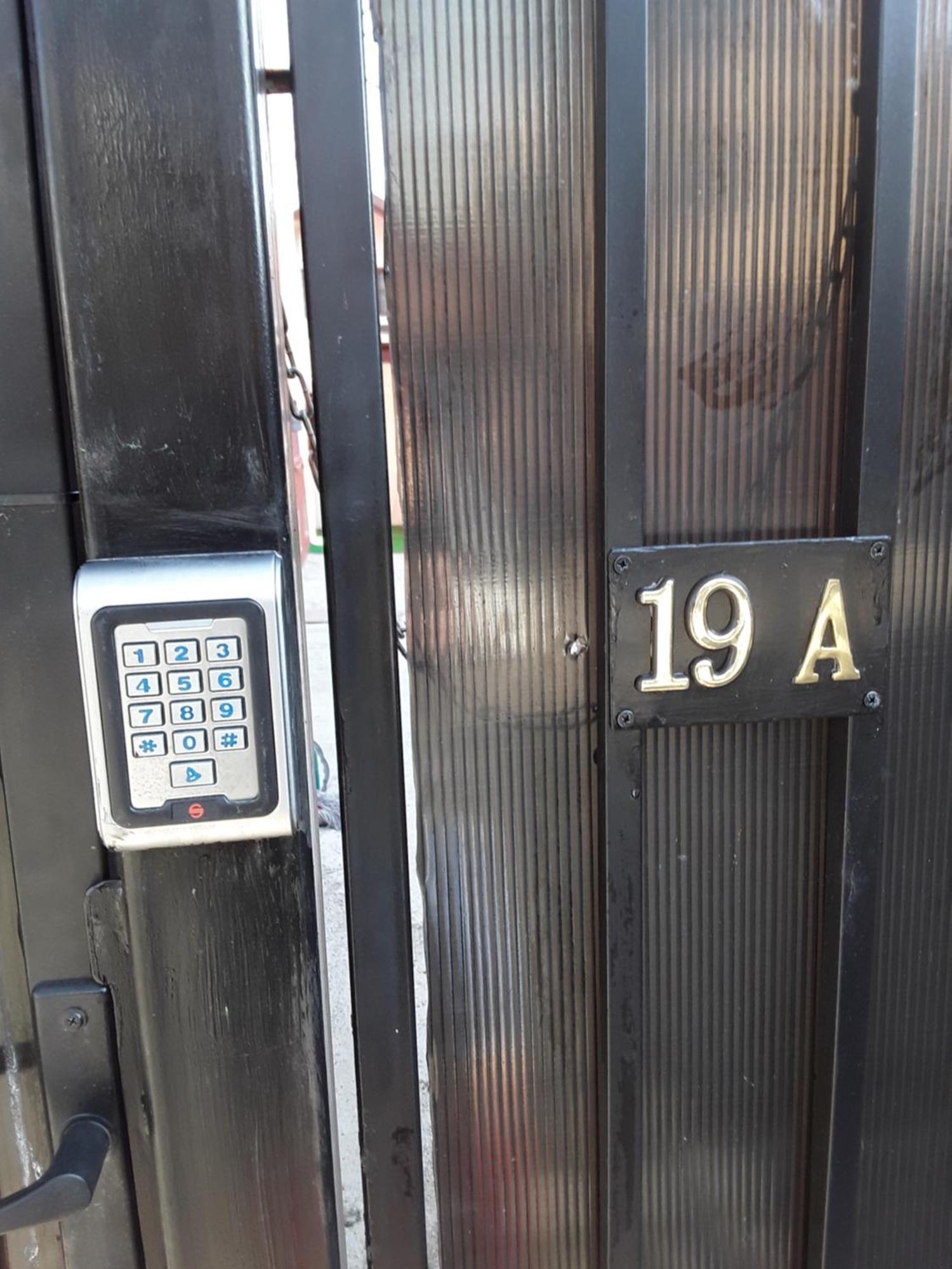 Aura'S West Accommodation Private Parking In Front Yard Bukarest Exterior foto