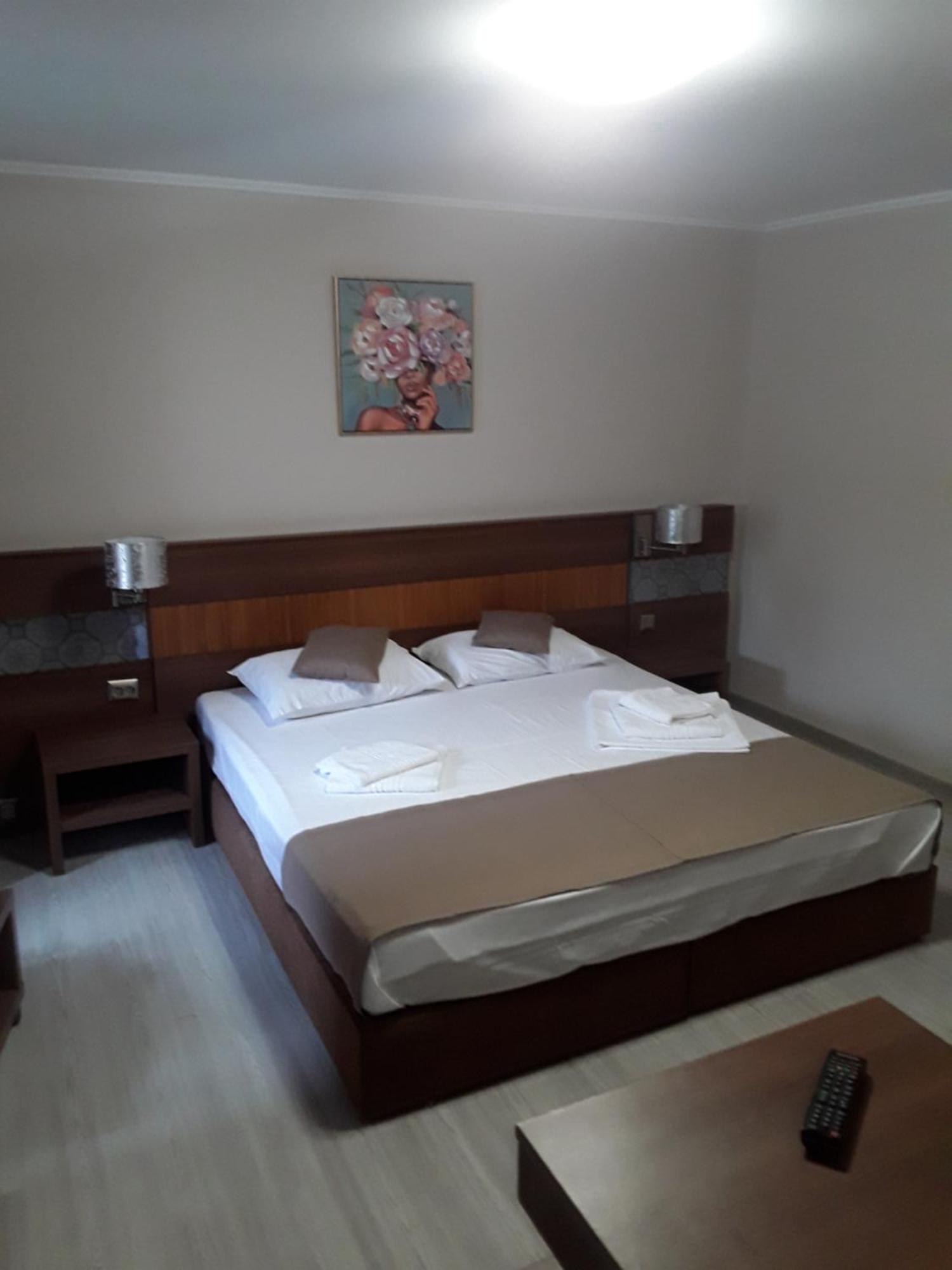 Aura'S West Accommodation Private Parking In Front Yard Bukarest Exterior foto