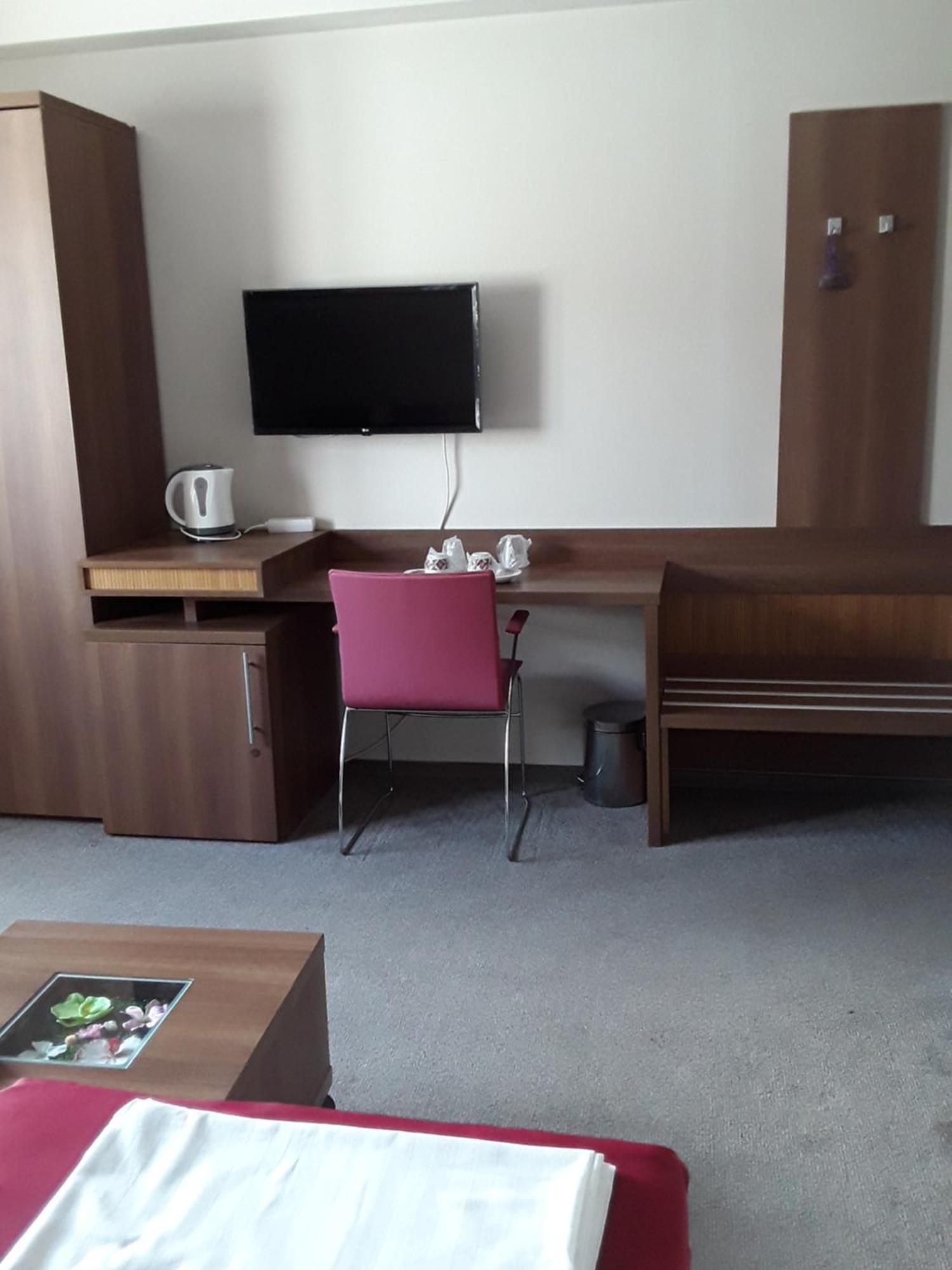 Aura'S West Accommodation Private Parking In Front Yard Bukarest Exterior foto