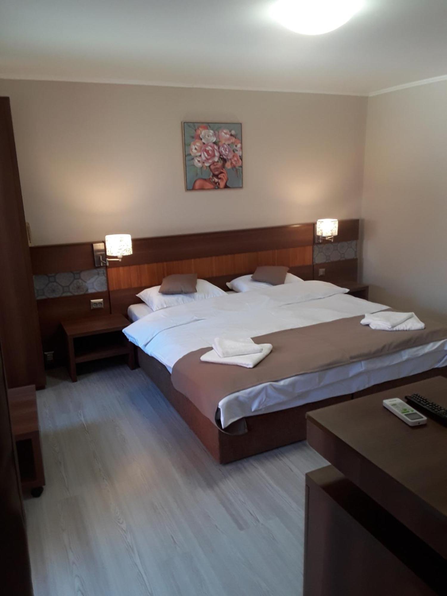 Aura'S West Accommodation Private Parking In Front Yard Bukarest Exterior foto